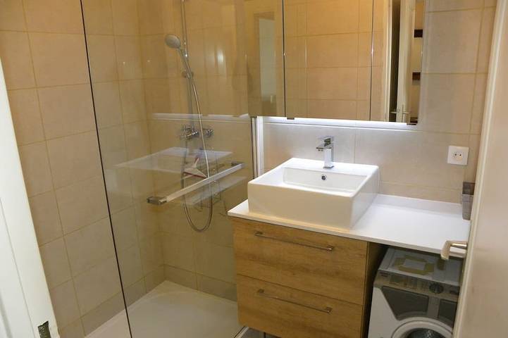 Ganze Wohnung, 2-Zimmer-Apartment, + Terrasse 12 m² - Meerseite, Blick auf den Sandstrand in Bandol, Mittelmeerküste (Frankreich)