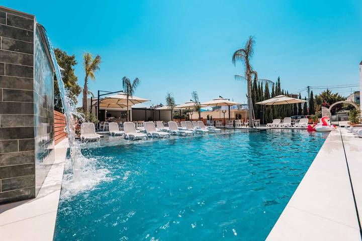 Hôtel pour 5 personnes, avec vue ainsi que piscine et jardin