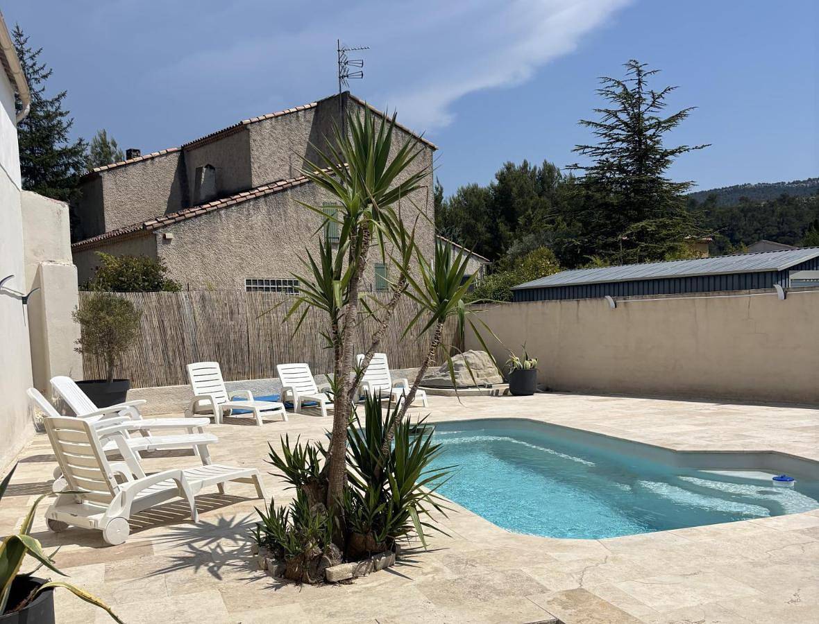 Villa wifi 8 à 10 personnes Bbq piscine situation centrale à Cuges les pins Sainte Baume 2km Ok Corral 20km Marseille centre 20km Var in Cuges-les-Pins, Région de Marseille