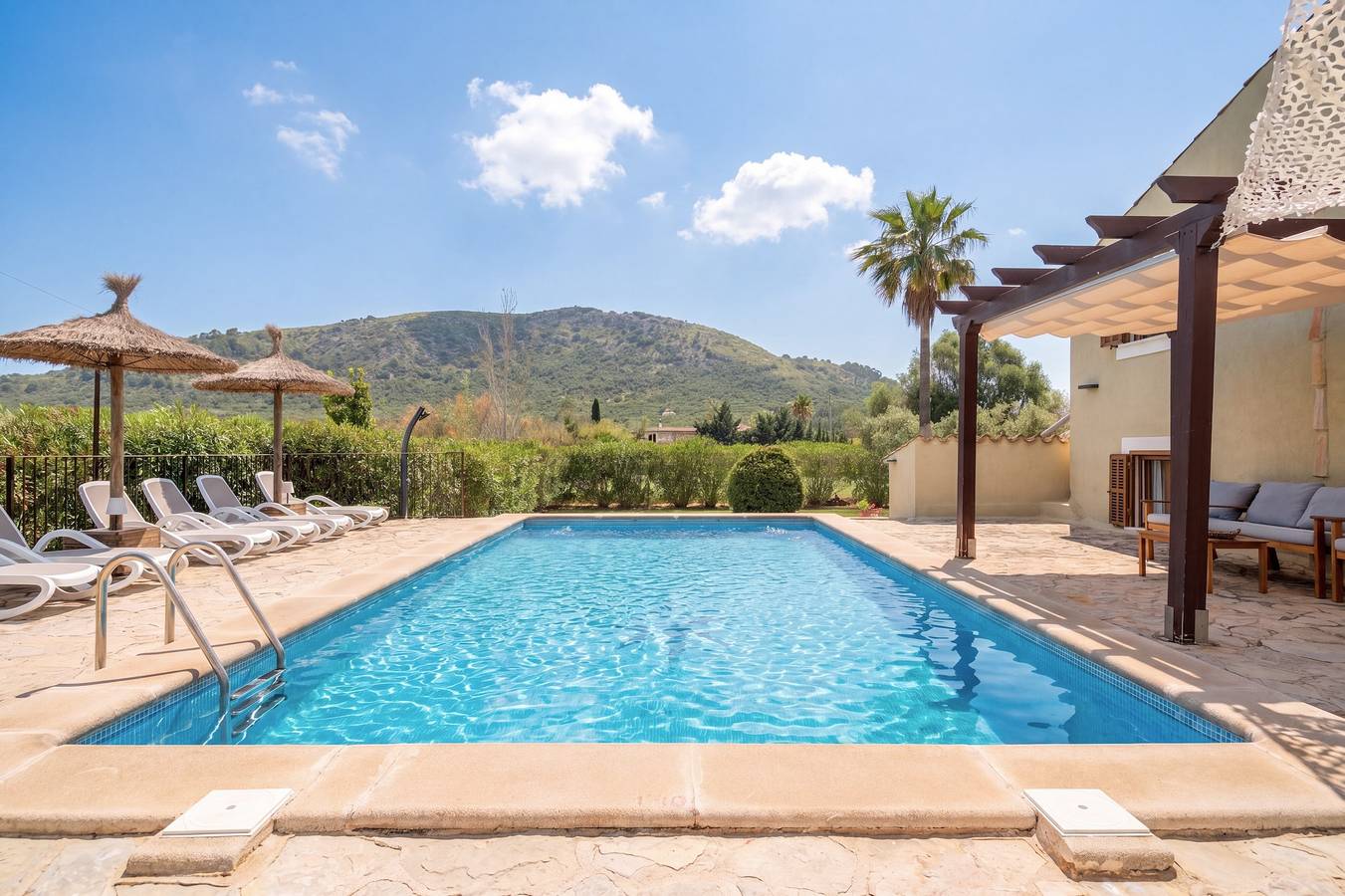 Ferienvilla Can Corro mit Bergblick, Wlan, Klimaanlage, Pool, Garten und Terrasse in Alcúdia, Mallorca Norden