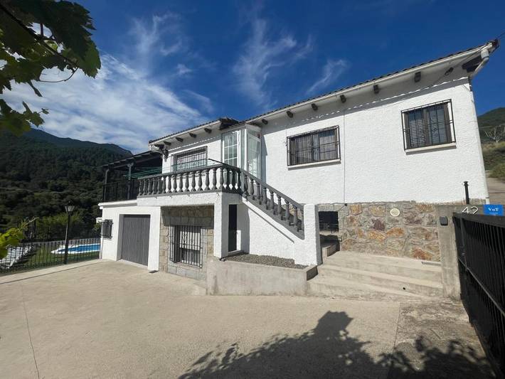 Location de vacances pour 8 personnes, avec piscine ainsi que vue et jardin à Mijares - 2