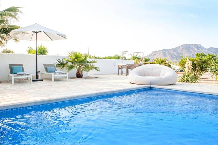 Cama y desayuno para 2 personas, con piscina además de jardín y jacuzzi en Vélez-Rubio