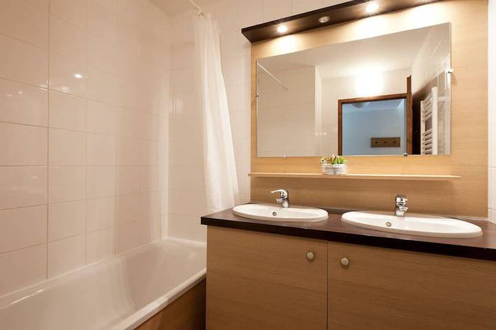Apartamento entero, Amplio apartamento para 8 pers con balcón y WIFI in Brides-les-Bains, Massif de la Vanoise