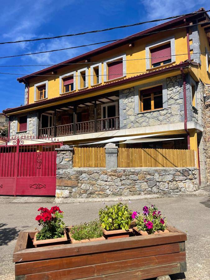 Casa rural para 12 personas, con vistas y jardín en Crémenes