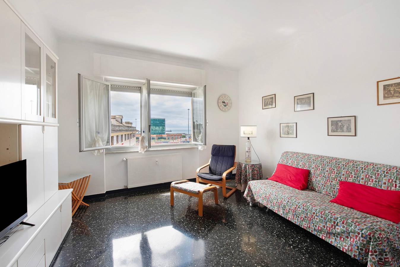 Entire apartment, Apartment 'Palmaro' with Balcony and Air Conditioning in Ponente (Genova), Genoa