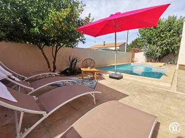 Gîte pour 10 personnes, avec jardin ainsi que piscine et terrasse à Roujan