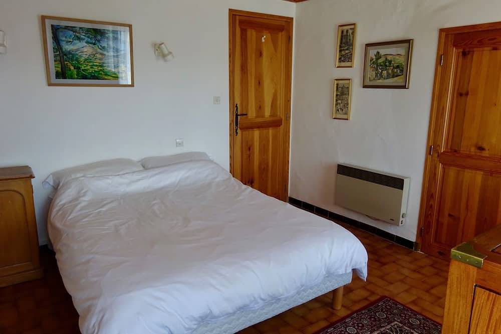 Charming converted farmhouse beside forest, private pool, superb views in Barjols, Brignoles region