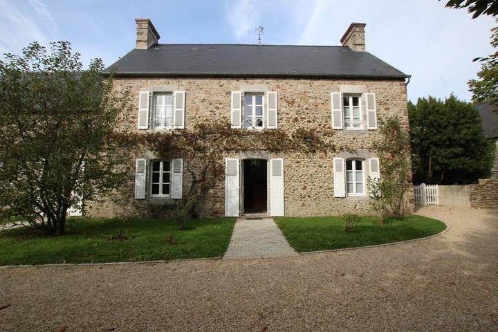 Gîte pour 10 personnes, avec terrasse et jardin à Geffosses
