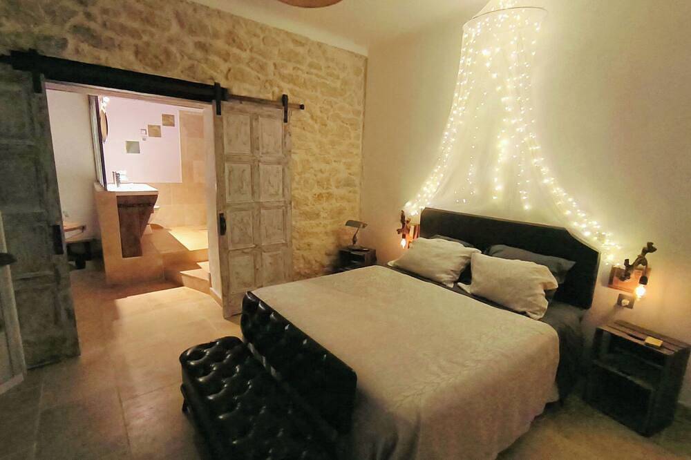 Love room avec Jacuzzi intérieur et piscine privée au milieu des bois in Carpentras, Parc naturel régional du Mont-Ventoux