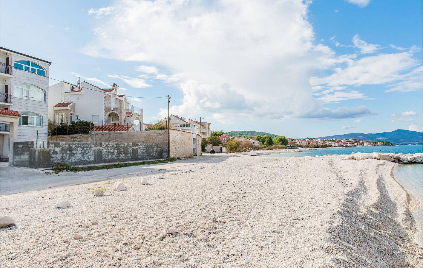 Ganze Ferienwohnung, Gemütliche Ferienwohnung mit Terrasse, WLAN und Parkplatz – 700 m vom Strand entfernt in Slatine, Ciovo