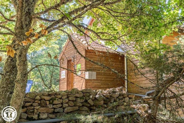 Gîte pour 9 personnes, avec vue et jardin, animaux acceptés à Saint-Anthème