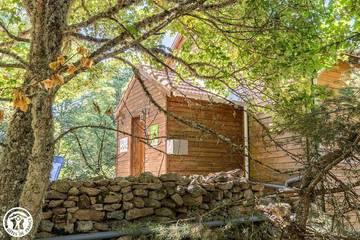 Gîte pour 9 personnes, avec jardin et vue, animaux acceptés à Saint-Anthème