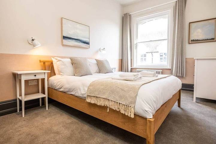 Entire apartment, Stylish Grade Ii Listed 2 Bed Flat w. Roof Terrace in Salisbury, Wiltshire