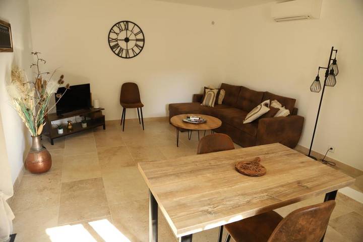 Gîte pour 2 personnes, avec vue ainsi que piscine et jardin à Pertuis - 3