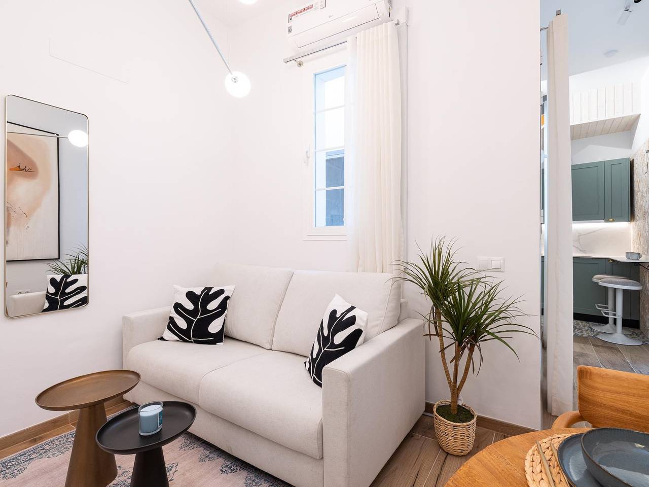 Entire holiday apartment, H2M Alamos Duplex, desk, dishwasher, oven, shower in Malaga Centro Historico, Malaga
