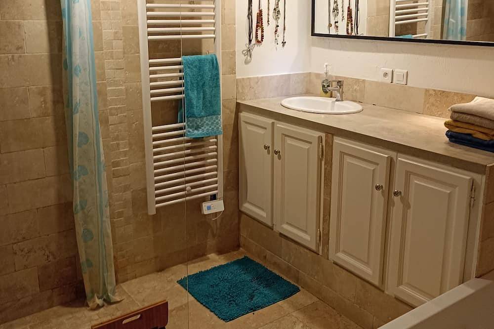 Lower villa with forest view terrace in Tourrettes-sur-Loup, Cannes region