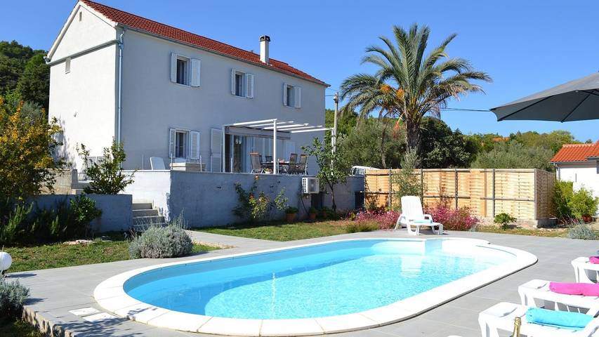 Ferienhaus für 8 Personen, mit Terrasse und Pool sowie Garten - 1