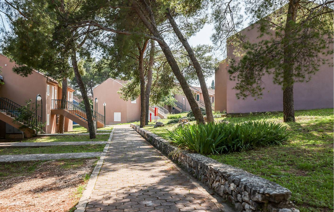 Ganze Ferienwohnung, Familienfreundliches Apartment mit Pool, Küche und WLAN in der Nähe des Strandes Stari Porat in Seget Vranjica, Split-Dalmatien