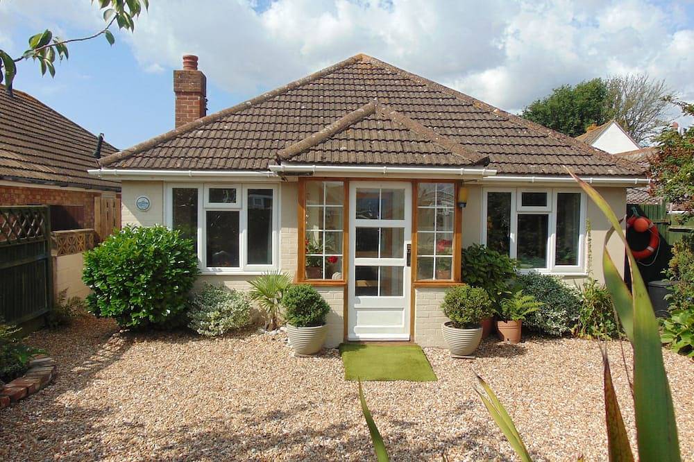 Dolphins, relax at our lovely seaside holiday home in Pevensey, East Sussex