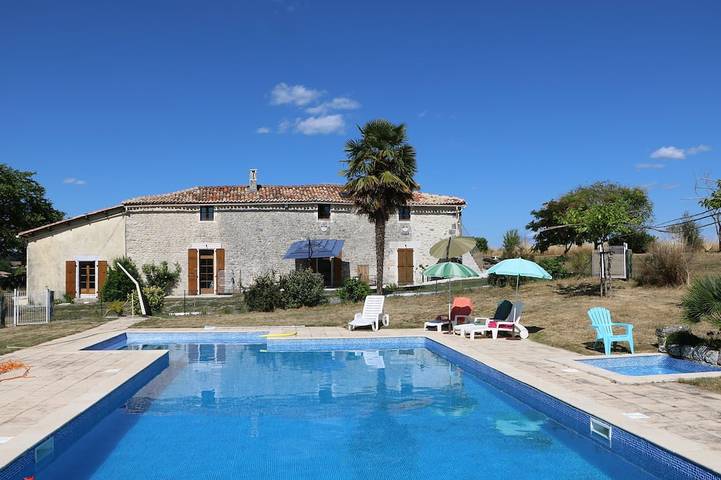 Location de vacances pour 4 personnes, avec piscine et jardin à Blanzaguet-Saint-Cybard