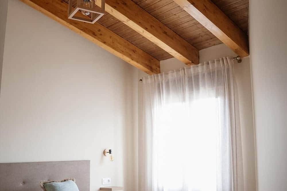 Rural house with fireplace, between the natural park of Monfragüe and Trujillo. in La Aldea del Obispo, Cáceres Region