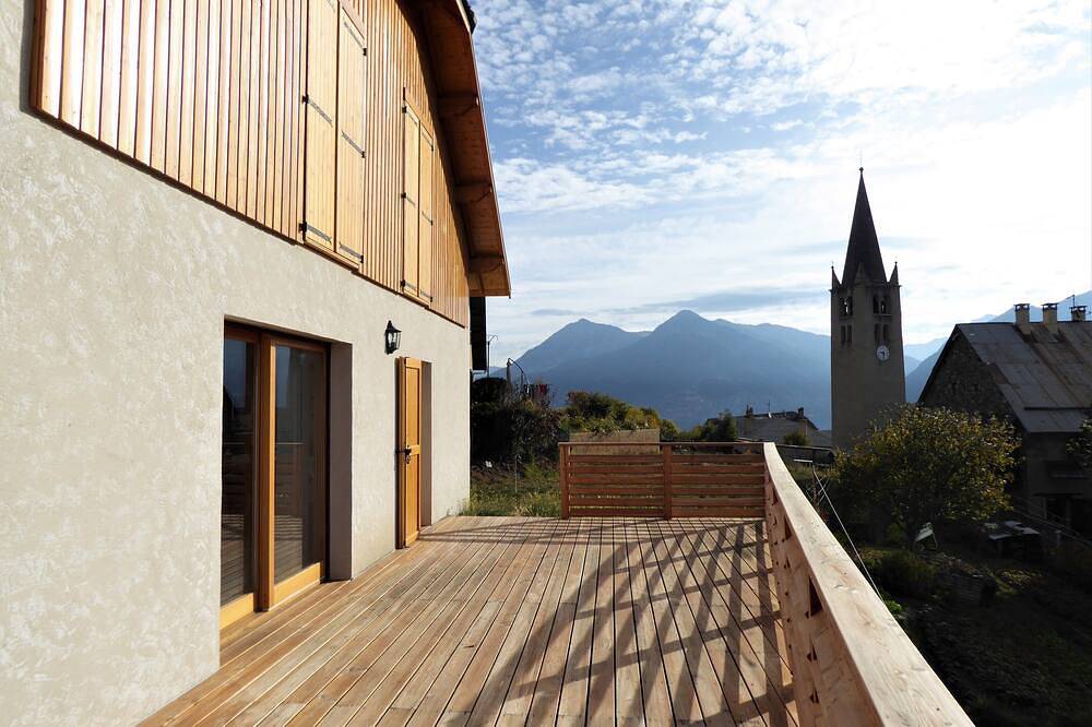 Chalet neuf  proche Briançon , très lumineux , donnant sur jardin in Puy-Saint-André, Serre Chevalier