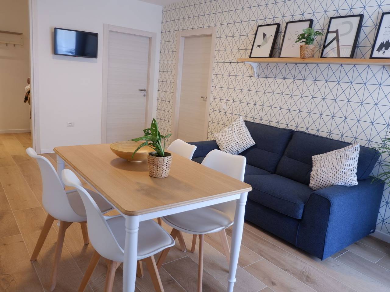 Appartamento intero, Accogliente appartamento con balcone, parcheggio e connessione Internet vicino alla spiaggia e ai ristoranti in Torbole, Nago-Torbole
