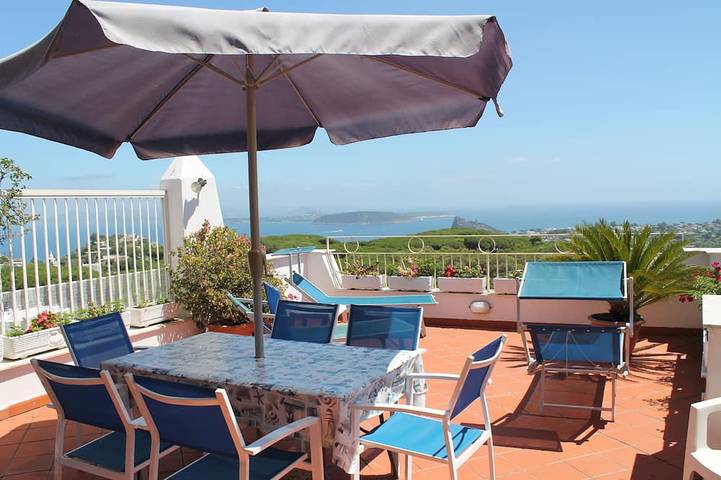 Ferienwohnung für 9 Personen, mit Terrasse und Pool auf Ischia