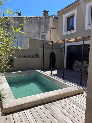Gîte pour 8 personnes, avec piscine ainsi que terrasse et jacuzzi à Châteauneuf-de-Gadagne