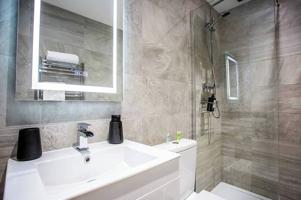 Apartamento entero, Welcome to our newly refurbished modern apartment. Enjoy a stylish experience at this centrally-located cosy nest on Roker sea front. Situated just a stone’s throw away from the beautiful North East coast Seaburn. in Roker, Sunderland