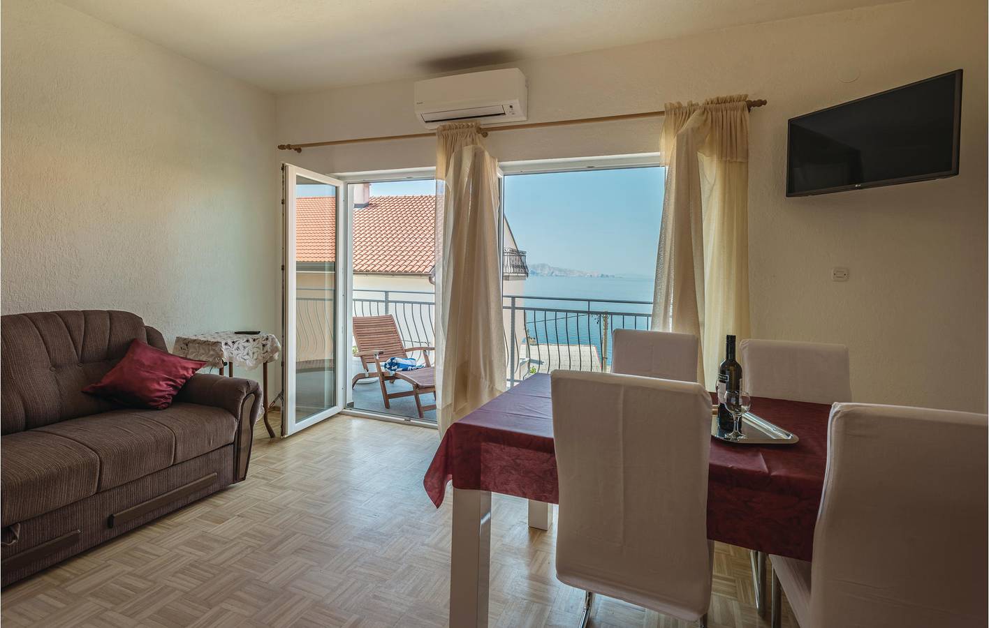 Ganze Ferienwohnung, Apartment mit Panoramablick, WLAN, Strandzugang und Parkplatz in Senj, Kvarner Festland