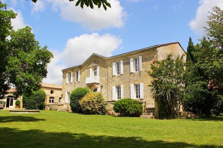 Location de vacances pour 27 personnes, avec Balcon et Jacuzzi ainsi que Terrasse et Jardin à Saint-Genès-de-Castillon