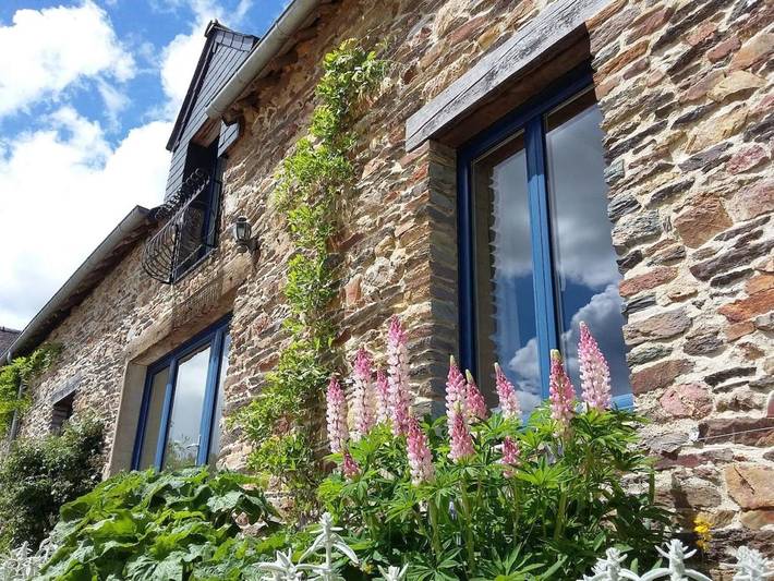 Location de vacances pour 4 personnes, avec Balcon et Terrasse ainsi que Jardin et Vue à Ruffiac