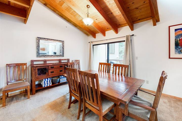 Vacation house for 6 people, with balcony and sauna as well as hot tub and pool by Lake Tahoe