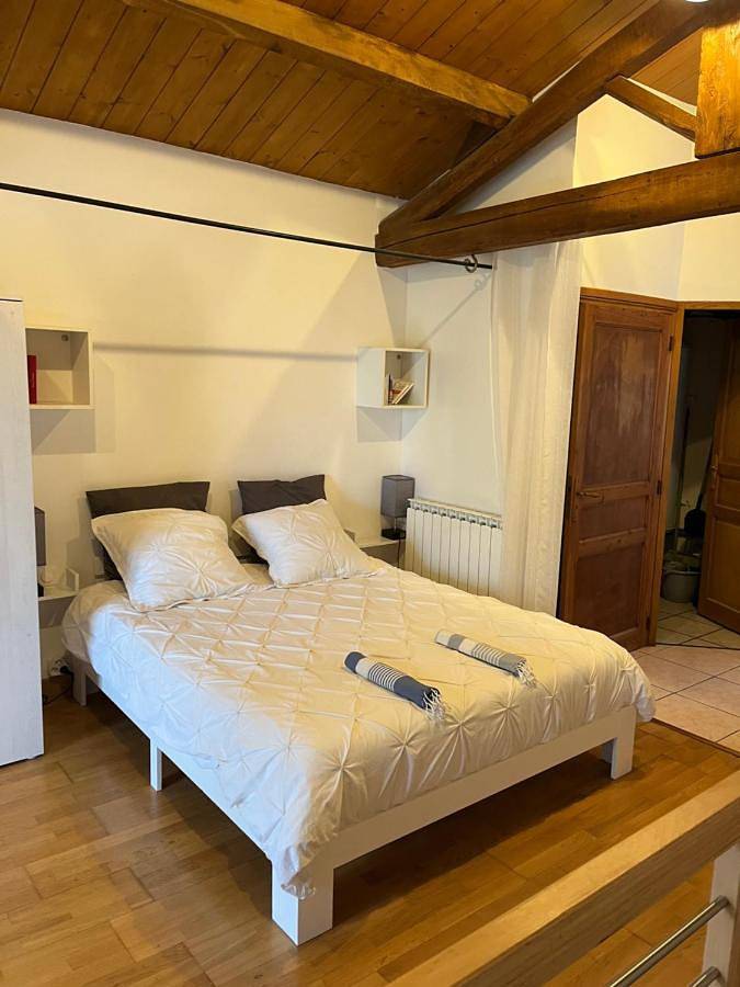 Location de vacances pour 3 personnes, avec Balcon et Terrasse ainsi que Jardin et Piscine à Lisle-sur-Tarn
