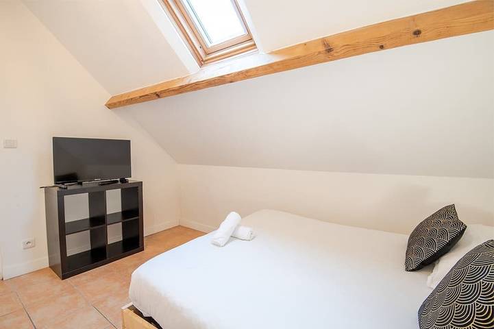 Entire apartment, Savane-Room with shared bathroom in Tours, Tours region