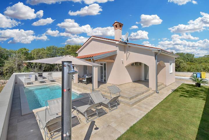 Villa voor 6 personen, met terras en zwembad in Kroatië