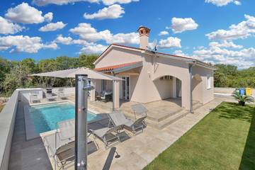 Villa für 6 Personen, mit Terrasse und Pool in Kroatien