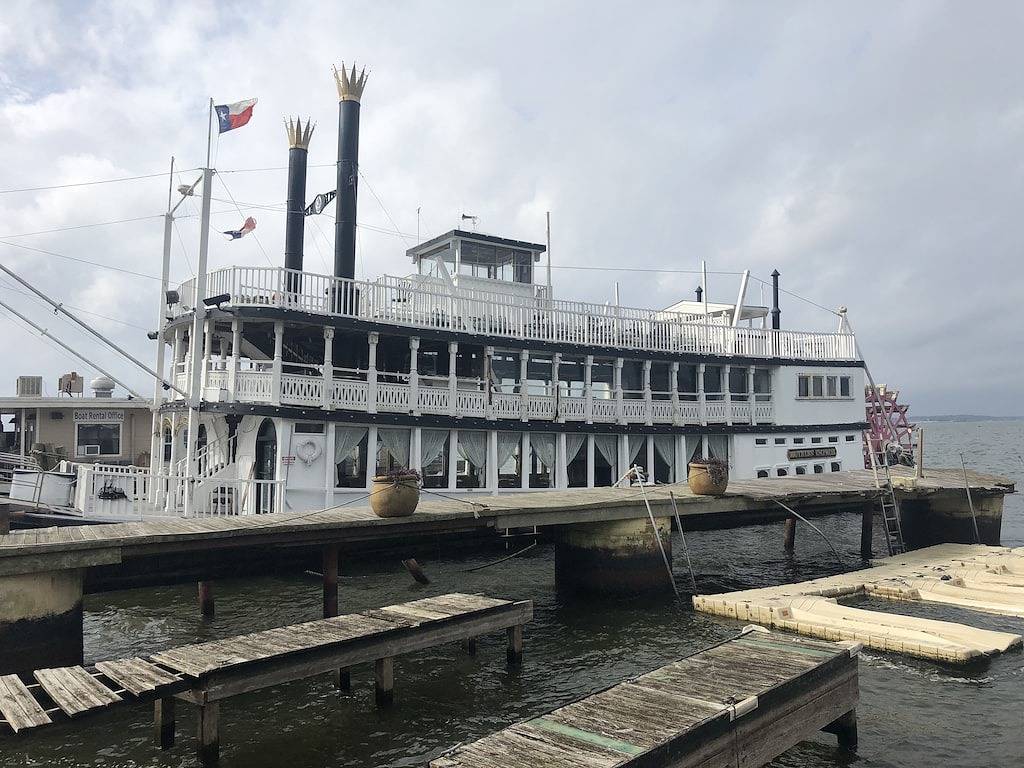Ganze Wohnung, Frisch renoviert! Fischen, Trinken, Feiern, Auf dem Balkon über dem Wasser! in Lake Conroe