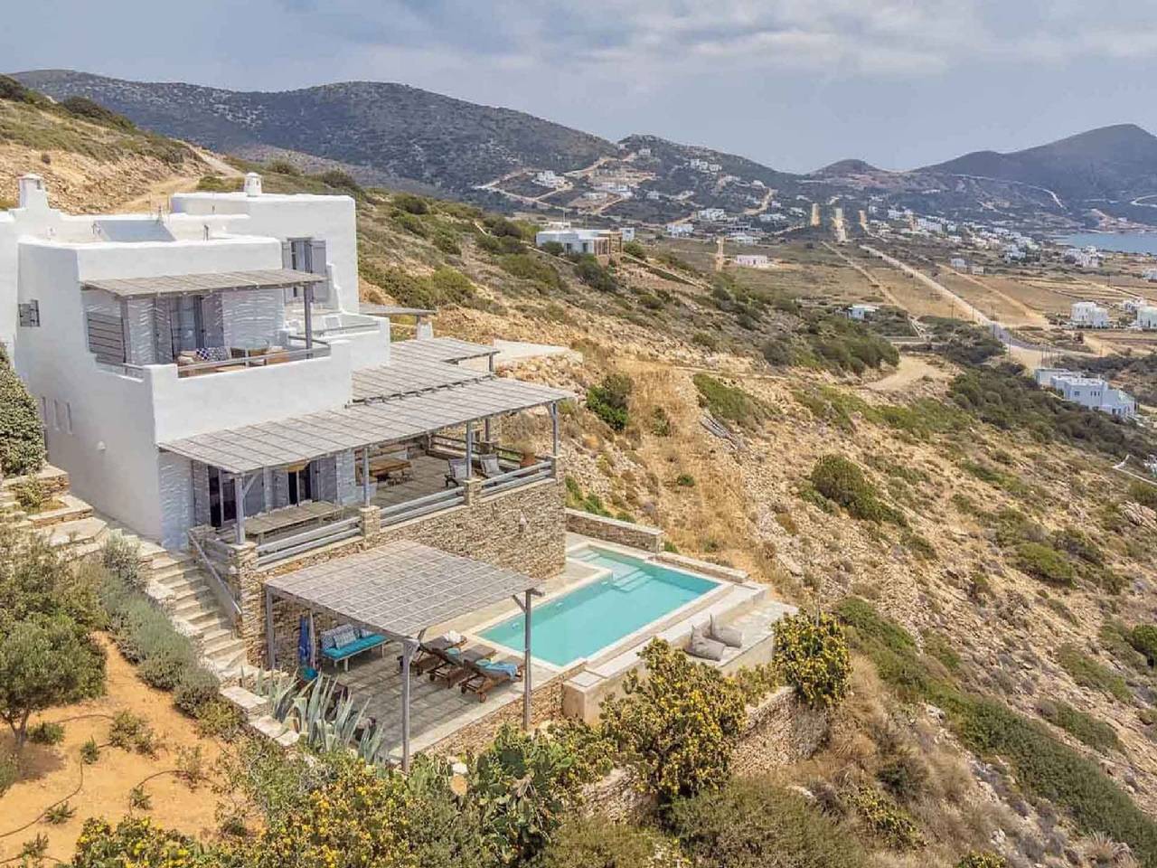 Superb Antiparos Villa | Villa Florenza | 6 Bedrooms | Private Infinity Pool | Shaded Outdoor Areas & Bbq | Close to Beach | Panoramic Sunrise and Sunset Views over Aegean Sea | Agios Georgios in Unidad Regional de Paros