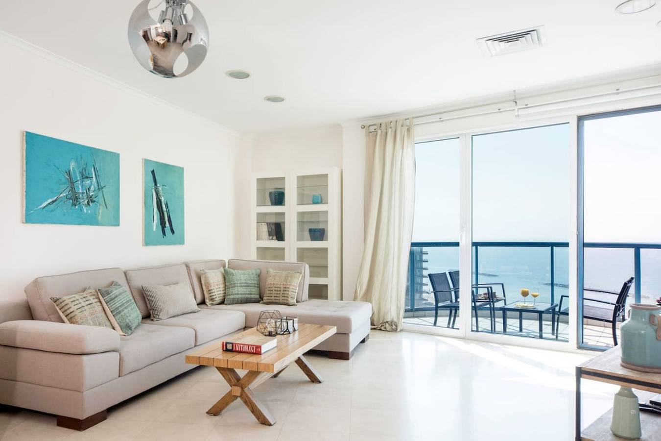 Entire apartment, Luxury 2Br Apt w Balcony 2 min Walk from Beach in Tel Aviv, Tel Aviv District