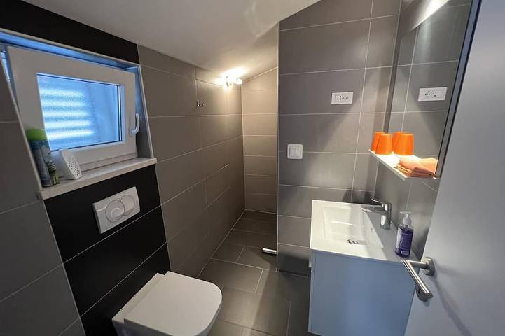 Ganze Wohnung, Villa Pina Tisno Top**** Ferienwohnung Mila  4 -6 Personen mit Meerblick in Tisno, Šibenik-Knin