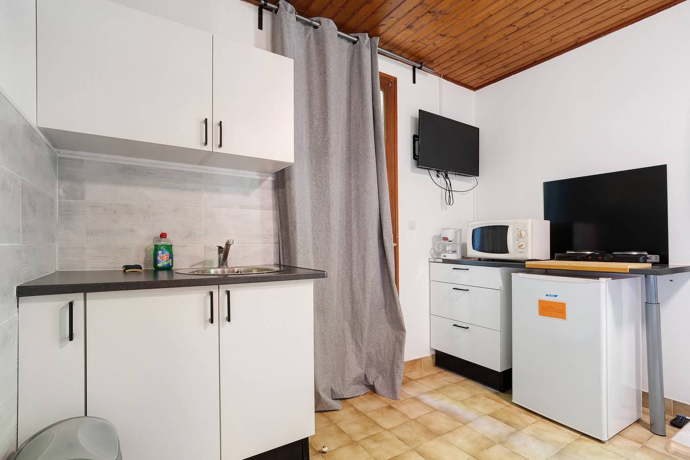 Maison de vacances « Maison 2 Personnes » avec piscine partagée  in Calviac-en-Périgord, Périgord Noir