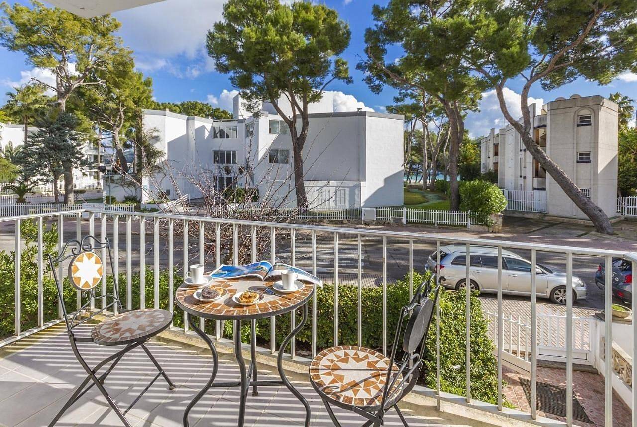 Appartement entier, Appartement "Assimetric" avec vue sur les montagnes, Wi-Fi et climatisation. in Playa de Alcúdia, Alcúdia