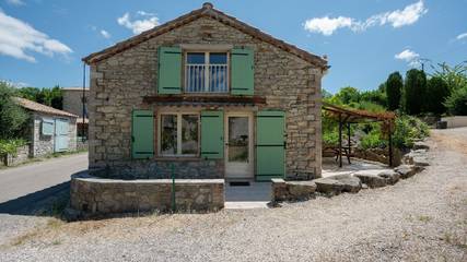 Gîte pour 6 personnes, avec piscine ainsi que terrasse et jardin, animaux acceptés à Courry