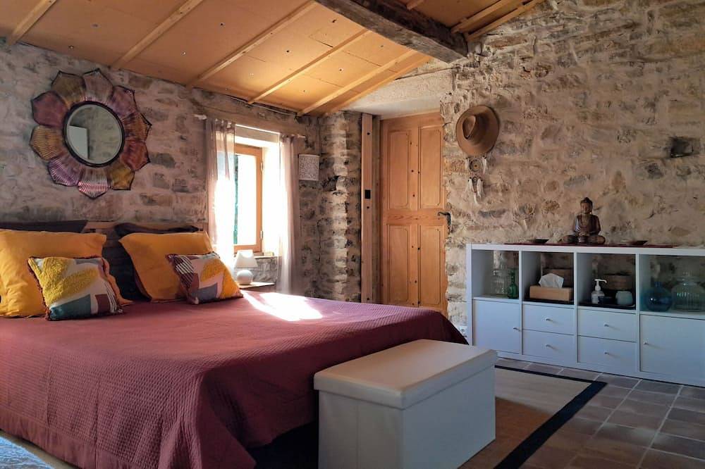 Room in a Provençal bastidon in Salernes, Draguignan region