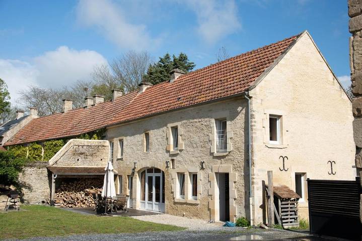 Location de vacances pour 12 personnes, avec Jacuzzi et Terrasse ainsi que Jardin et Vue à Bény-sur-Mer