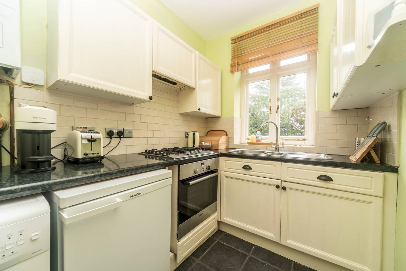 Entire apartment, Cosy Apartment 5 Minutes From Station - Pass the Keys in Surbiton, London