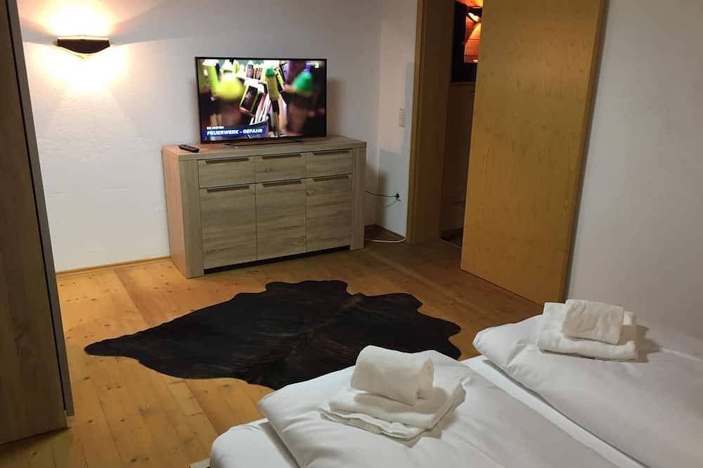 Ganze Wohnung, Sehr große Ferienwohnung im Dachgeschoss mit Aussicht zu den Bergen in Schröcken, Bregenzerwald