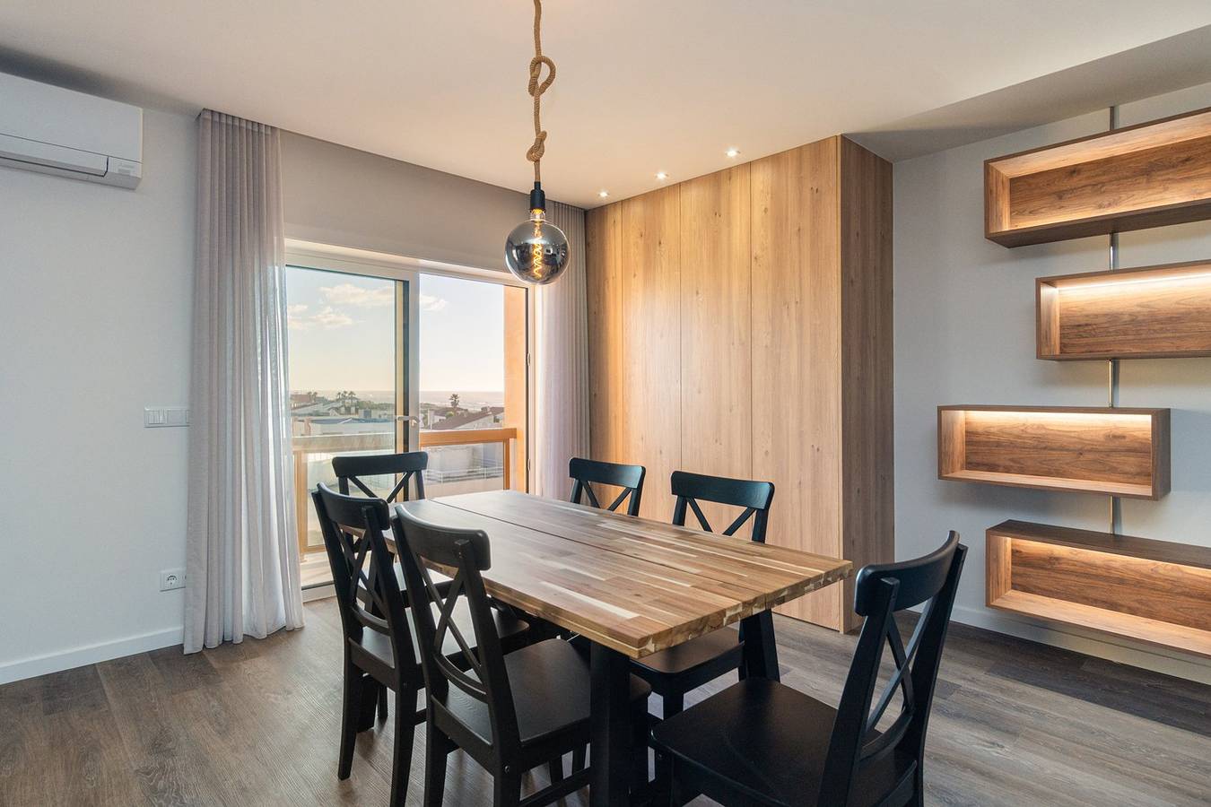 Entire apartment, Celia's Stylish Retreat in Praia da Amorosa, Chafé